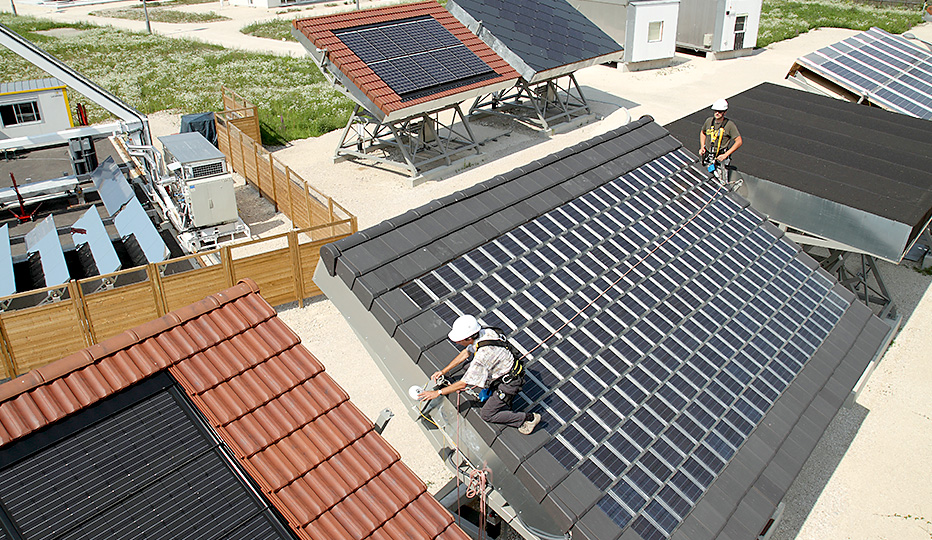 Bancs de tests d'intégration d'éléments photovoltaïques en toiture. © P.Avavian/CEA