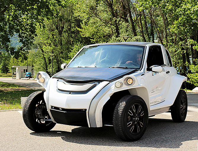 Projet de voiture solaire équipée de panneaux solaires sur sa carrosserie