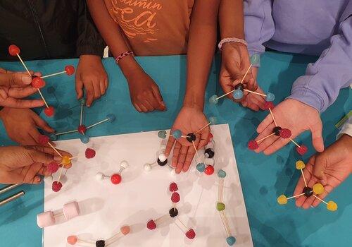 atelier pédagogique pour les enfants avec la fabrication de molécules