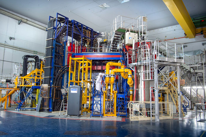 Vue du tokamak WEST du CEA prise dans le hall tore