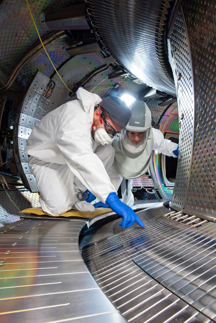 Inspection des composants face au plasma en tungstène dans le tokamak WEST du CEA